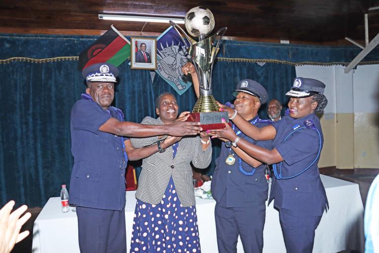 IG, DIG A & Commissioners lifting the trophy