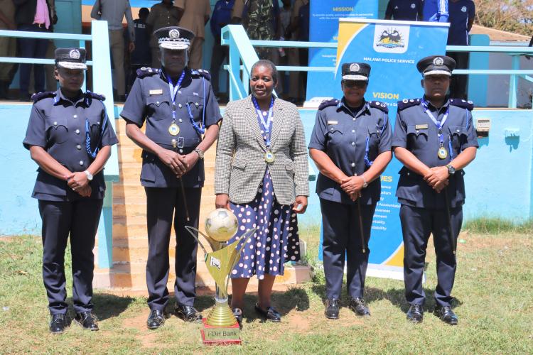 IG, DIG A & Commissioners posing with the trophy